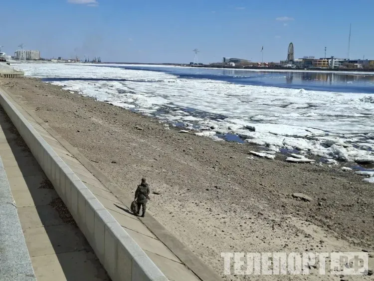 Ледоход раньше времени начался на Амуре напротив Благовещенска