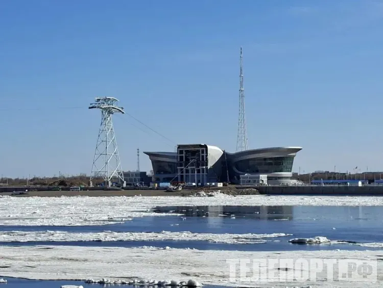 Ледоход раньше времени начался на Амуре напротив Благовещенска