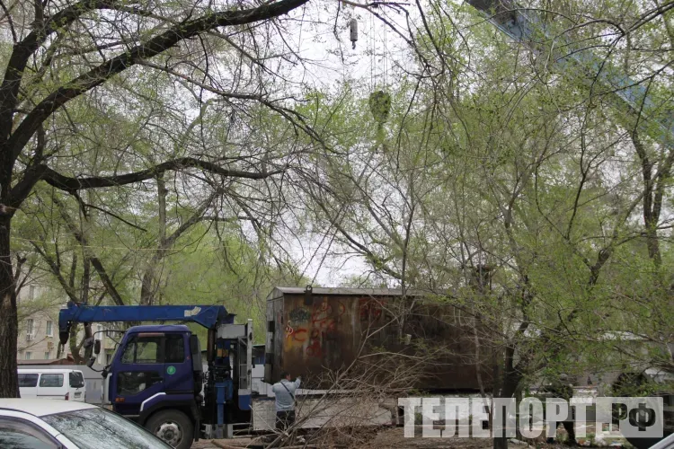 Гараж вывезли со двора в центре Благовещенска