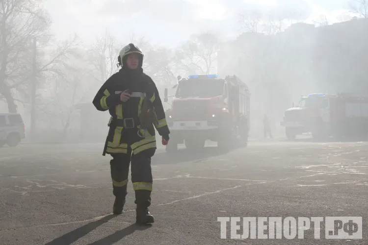 Автомобили, гаражи и сухую траву тушили пожарные в Амурской области