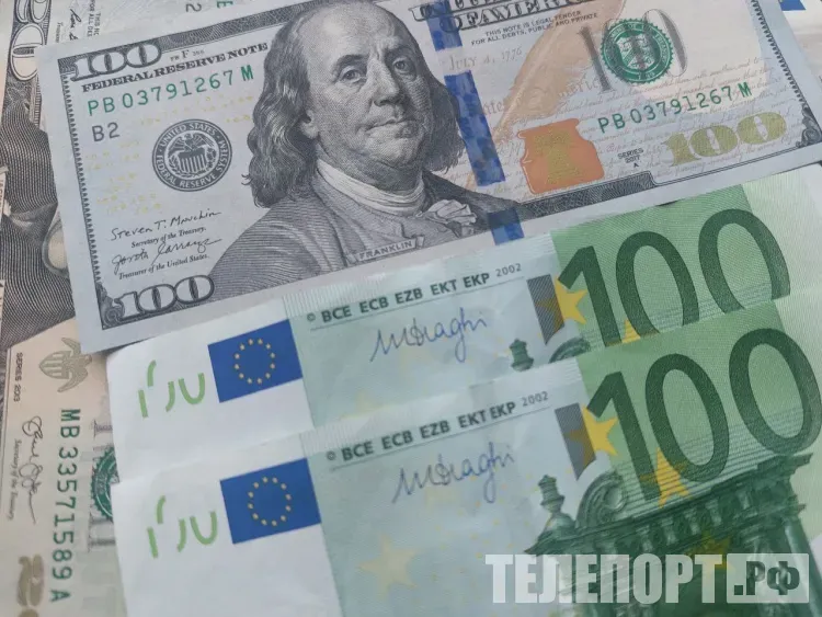 Доверие россиян к рублю, доллару и евро упало за год