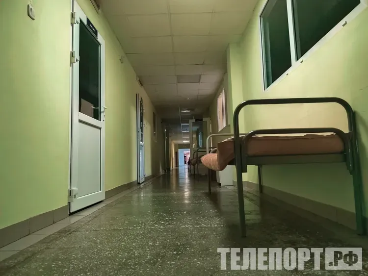 Перелом позвонков получила девочка, упавшая с неисправных качелей