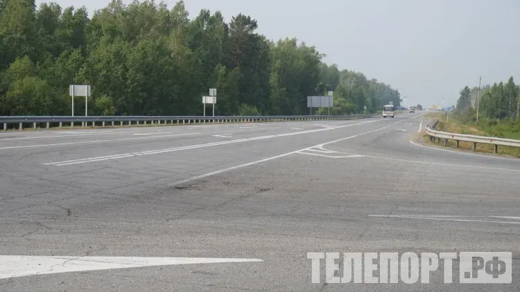Движение ограничили на трассе после грозы: молния попала в ЛЭП