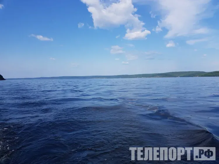 Лодка с людьми налетела на корягу: травмы получил один из рыбаков