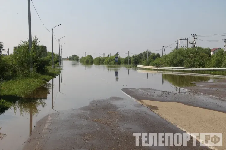 Паводок оставил без сообщения амурское село, переправиться можно только на лодках