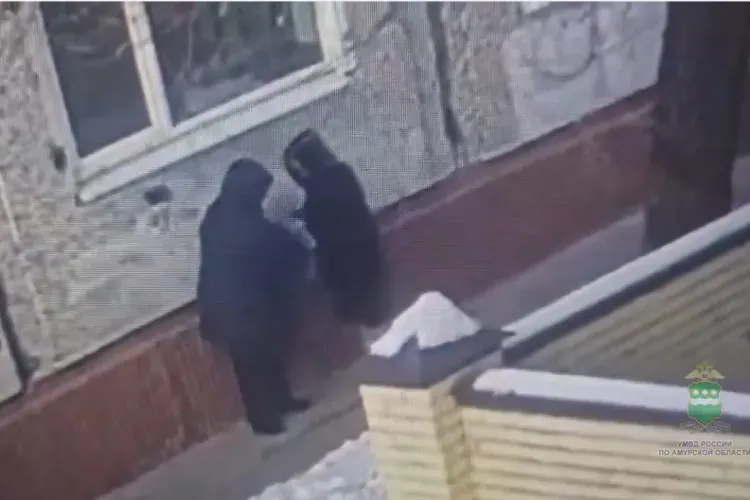 Жительница Москвы забрала для мошенников деньги пенсионерки из Благовещенска