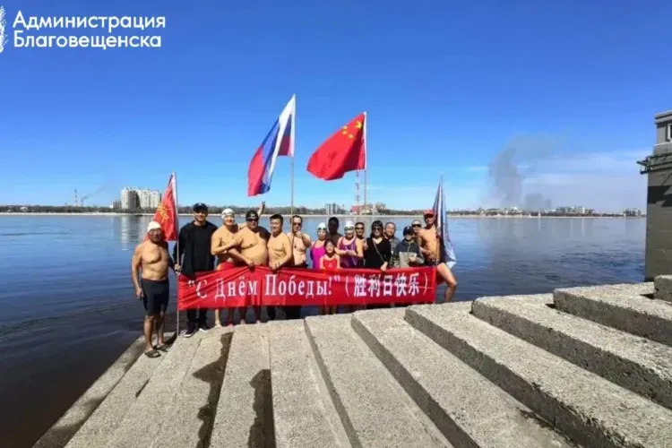 Спортсмены России и Китая проплыли по Амуру в честь Дня Победы