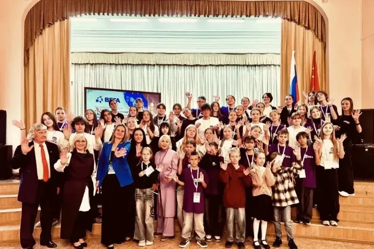 Актриса Елена Борзова проводит мастер-классы для детей в рамках «Амурской осени»